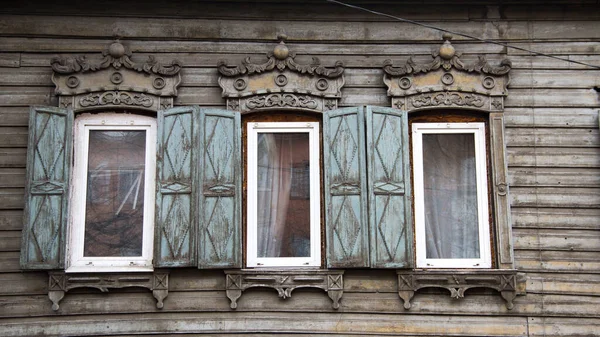 Trä Arkitektur Sibirien Gamla Windows Med Träsnidade Arkitekturer Gammal Peeling — Stockfoto