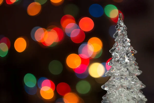 Odaklanmamış Noel ağacı, bulanık renkli bokeh arka plan. Yeni Yıl 2022