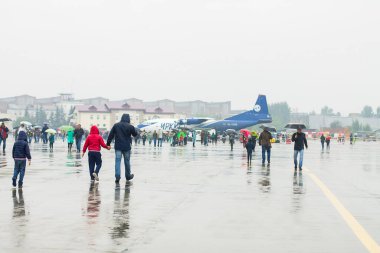 Havacılık Tesisi 'nde açılış günü. An-12 uçağı 17.09.2019 Rusya, Irkutsk