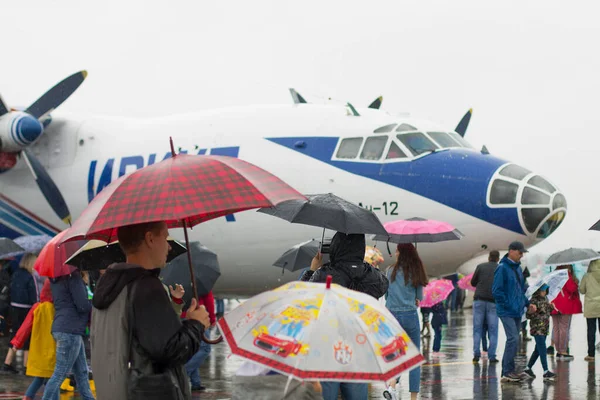 Havacılık Tesisi 'nde açılış günü. An-12 uçağı 17.09.2019 Rusya, Irkutsk