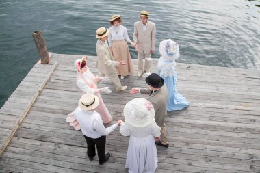 Erkekler ve kadınlar, zarif giyimli, 19. yüzyıl kıyafetleri içinde, yürüyün ve dans edin. 19. yüzyılın kıyafet tarzı 25.08.2020 Rusya, Irkutsk