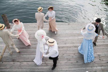 Erkekler ve kadınlar, zarif giyimli, 19. yüzyıl kıyafetleri içinde, yürüyün ve dans edin. 19. yüzyılın kıyafet tarzı 25.08.2020 Rusya, Irkutsk
