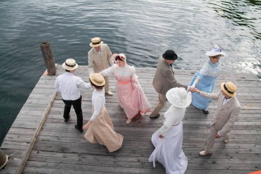 Erkekler ve kadınlar, zarif giyimli, 19. yüzyıl kıyafetleri içinde, yürüyün ve dans edin. 19. yüzyılın kıyafet tarzı 25.08.2020 Rusya, Irkutsk