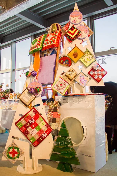 Rusya, Irkutsk - 21 Aralık 2019: Noel süslemeleri, el yapımı, el yapımı, el sanatları ve şehir merkezindeki Noel fuarındaki diğer yazarların hatıraları.