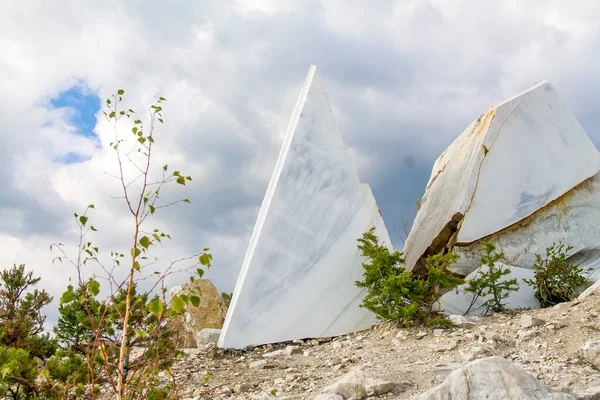 Large White Marble Stones Old Abandoned Quarry White Marble Texture — Foto de Stock
