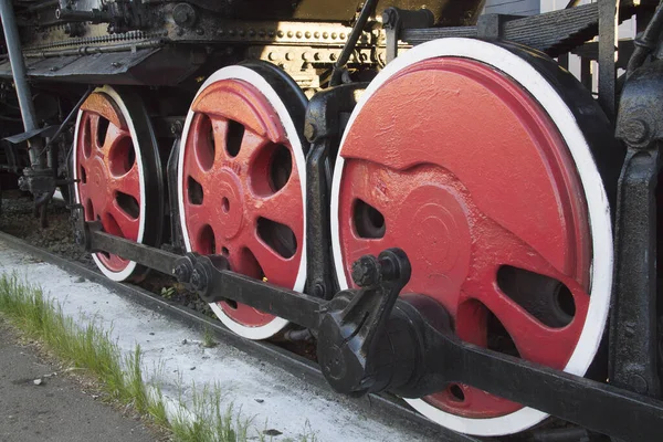Retro tren vagonu, kısmen kırmızı tren tekerleği yakın plan. Tarihi tren.