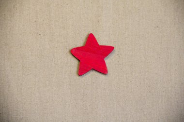 Anavatan Günü 'nün Koruyucusu' nun arka planı. 23 Şubat. Temiz bir defter, askeri bir şapka, St. George kurdelesi. Mesaj için yer var. Yeşil arka planda kırmızı bir yıldız. 23 Şubat