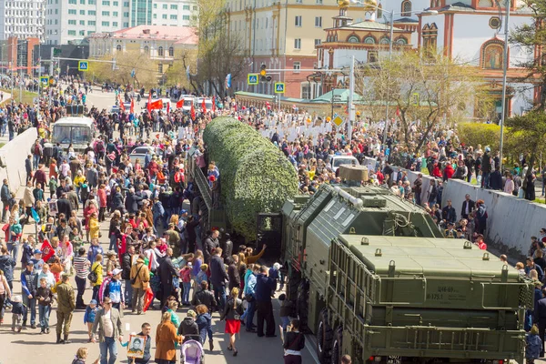 09.05.2018 Rusya, Irkutsk Büyük Vatanseverlik Savaşı 'nda Rusya' nın başkenti Irkutsk 'ta düzenlenen Yıllık Zafer Geçidi Ölümsüz Alayı. Gaziler.