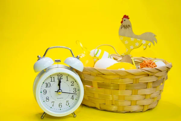 Œufs Pâques Colorés Dans Panier Osier Une Boîte Bois Sur — Photo