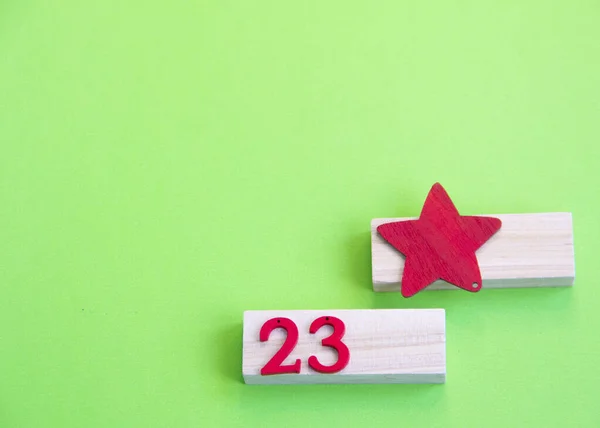Anavatan Günü 'nün Koruyucusu' nun arka planı. 23 Şubat. Temiz bir defter, askeri bir şapka, St. George kurdelesi. Mesaj için yer var. Yeşil arka planda kırmızı bir yıldız. 23 Şubat