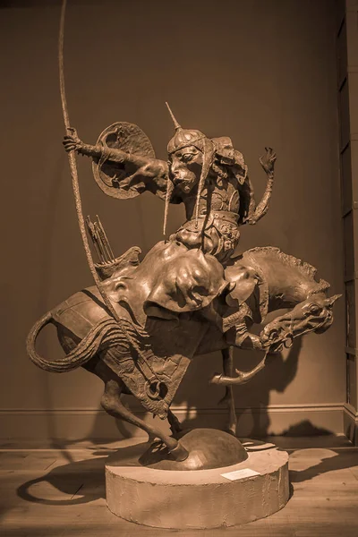 Heykel, savaş, atlı at, Dashi Namdakov. Viktor Bronstein 'in Irkutsk Galerisi. 19.01.2020 Rusya, Irkutsk