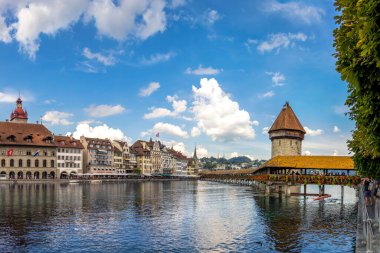 Lucerne 'in Chapel köprüsü ya da Kapellbrucke ve Pilatus dağları ile manzaralı eski Lucerne kasabasında yaz boyunca açık mavi gökyüzü