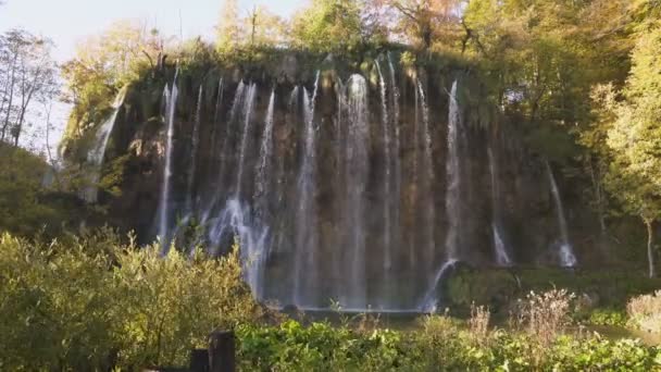 Um passeio no parque nacional dos lagos Plitvice — Vídeo de Stock