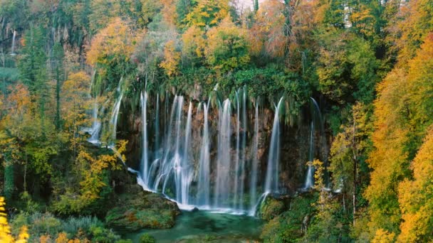 Przepiękny wodospad Prstavac w Parku Narodowym Plitvice, Chorwacja — Wideo stockowe