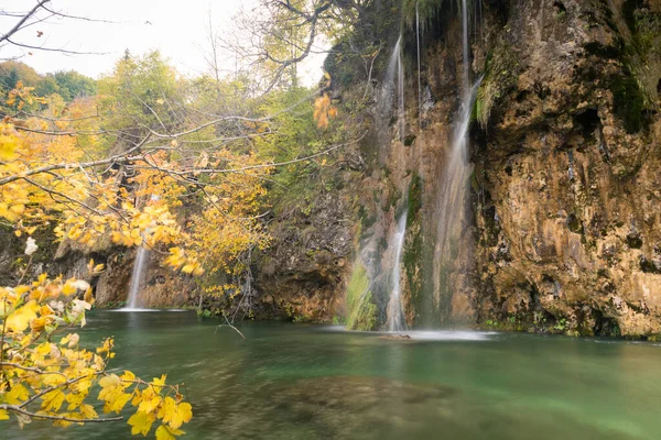 Lagos de Plitvice de parque nacional de Croácia, outono — Fotografia de Stock