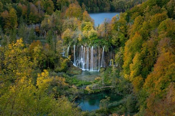 Plitvicesjöarna i Kroatiens nationalpark på hösten — Stockfoto