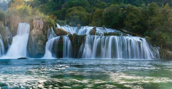 Lång exponering Utsikt över vattenfall Skradinski Buk i Krka nationalpark — Stockfoto