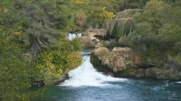 Utsikt över vattenfallet Skradinski Buk i Krka nationalpark, Kroatien — Stockvideo