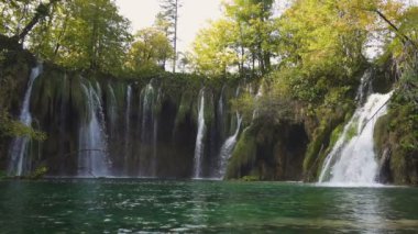 Plitvice Lakes Ulusal Parkı 'nda şelaleler, yavaş çekim