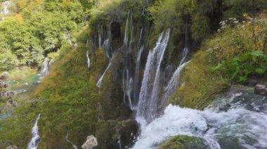 Plitvice Lakes Ulusal Parkı 'nda şelaleler, yavaş çekim