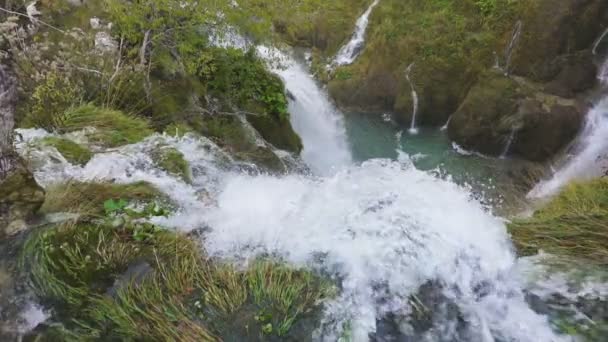 Cascadas en el Parque Nacional de los Lagos de Plitvice, cámara lenta — Vídeo de stock