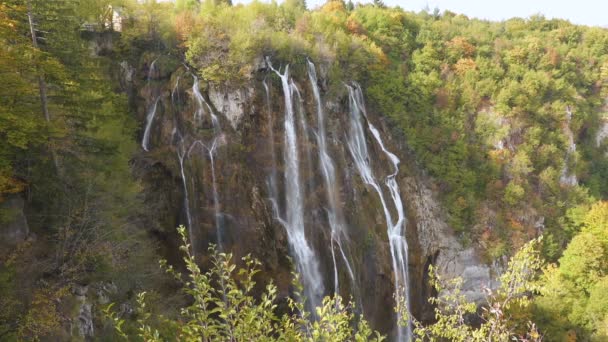 Cachoeiras no Parque Nacional dos Lagos de Plitvice, câmera lenta — Vídeo de Stock