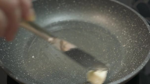 Les œufs frais se cassent dans la poêle chaude sur la cuisinière. Œufs frits dans une poêle antiadhésive. — Video