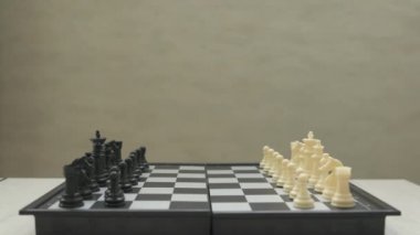 Evde satranç oynayan sevimli küçük çocuk..