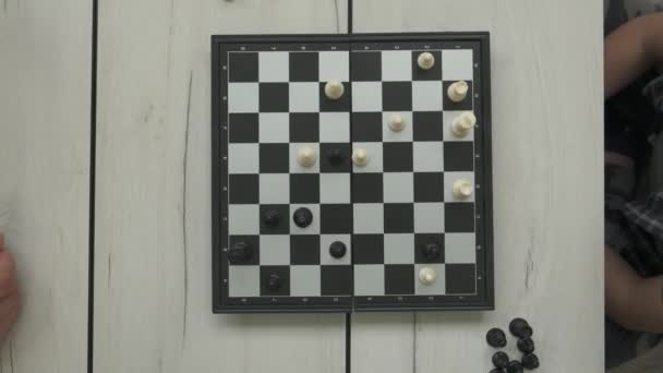 Netter kleiner Junge spielt zu Hause Schach. — Stockvideo