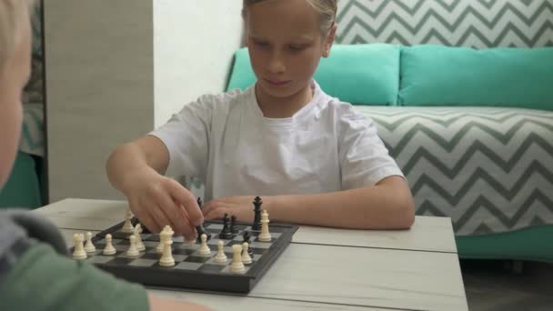 Bror och syster spelar schack hemma — Stockvideo