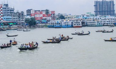 Dhaka 'daki Buriganga nehri üzerindeki Sadarghat nehir limanının güzel manzarası. Nehirde bulutlu bir arka planı olan feribotlar..