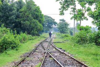 Yağmurlu bir günde demiryolunda yürüyen bir adam. Onun elinde bir şemsiye var. Demiryolunda şemsiyeli bir adam, yeni maceralar ve seyahatler bekliyor..