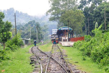 Yağmurlu bir günde demiryolunda yürüyen bir adam. Onun elinde bir şemsiye var. Demiryolunda şemsiyeli bir adam, yeni maceralar ve seyahatler bekliyor..