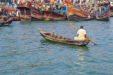 Denizde geleneksel Bangladeş balıkçı teknesi. Nehirde küçük bir teknede balıkçı..