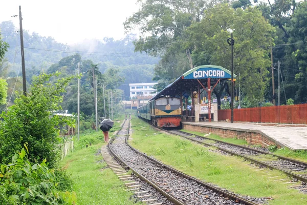 People Waiting Rain Train Rainy Railway Station University Chittagong Bangladesh — Stock Photo, Image