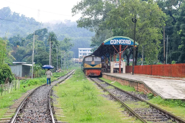 사람들은 빗속에서 기차를 기다리고 있습니다 은비오는 기차역입니다 Chittagong 대학교 방글라데시 — 스톡 사진