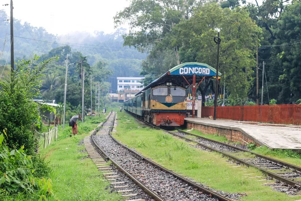 People Waiting Rain Train Rainy Railway Station University Chittagong Bangladesh — Stock Photo, Image