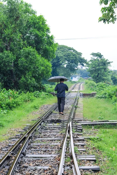 Uomo Che Cammina Sulla Ferrovia Giorno Pioggia Ombrello Mano Uomo — Foto Stock