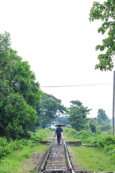 Homem Caminhando Ferrovia Dia Chuvoso Ele Tem Guarda Chuva Mão — Fotografia de Stock