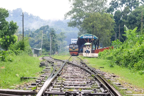 Man Walking Railway Rainy Day Has Umbrella His Hand Man — Stock Photo, Image