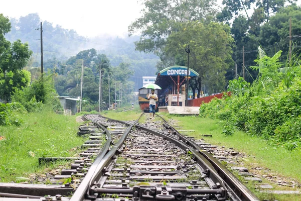 Man Walking Railway Rainy Day Has Umbrella His Hand Man — Stock Photo, Image