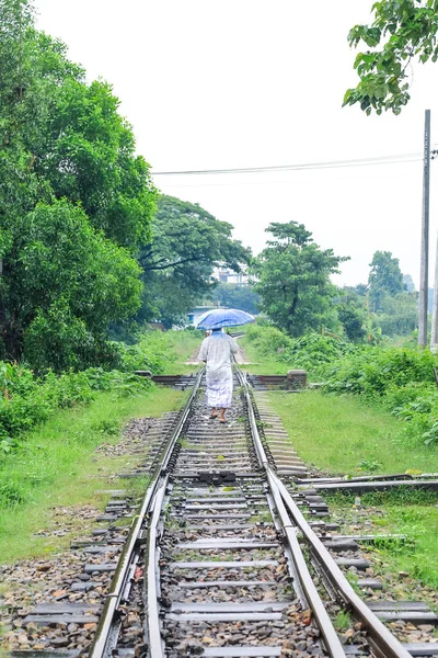 Uomo Che Cammina Sulla Ferrovia Giorno Pioggia Ombrello Mano Uomo — Foto Stock