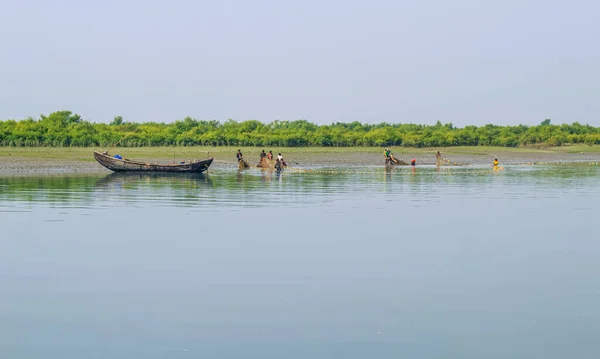 방글라데시 인들은 전통적 어선을 바다에 띄우고 있습니다 — 스톡 사진