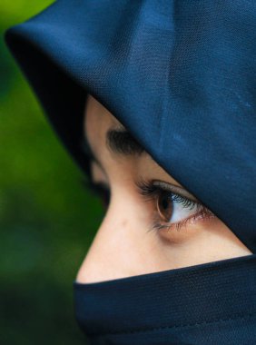 Türbanla kaplanmış güzel bir kadın yüzü. Müslüman bir kızın mükemmel parlak gözleri. Geçmişi olan genç bir kız portresi..