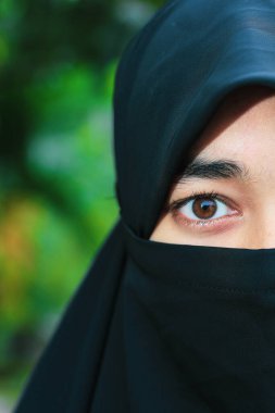 Türbanla kaplanmış güzel bir kadın yüzü. Müslüman bir kızın mükemmel parlak gözleri. Geçmişi olan genç bir kız portresi..