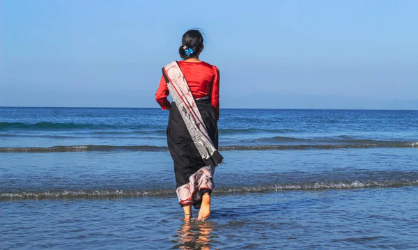 Mulheres Jovens Vestindo Saree Preto Praia Menina Sari Indiano Tradicional — Fotografia de Stock