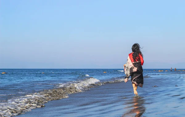 Mujeres Jóvenes Con Sari Negro Playa Chica Sari Tradicional Indio — Foto de Stock