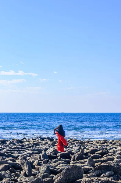 Mujeres Jóvenes Con Saree Rojo Playa Chica Sari Tradicional Indio — Foto de Stock