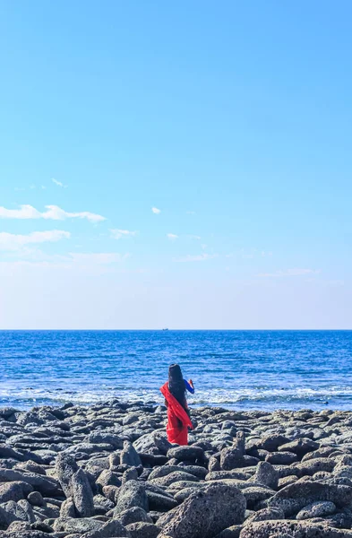 Mujeres Jóvenes Con Saree Rojo Playa Chica Sari Tradicional Indio — Foto de Stock