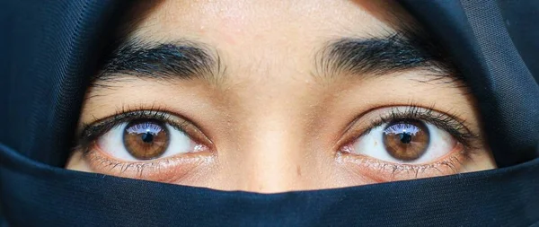 Close Van Mooie Vrouw Gezicht Bedekt Met Hijab Perfecte Glimmende — Stockfoto
